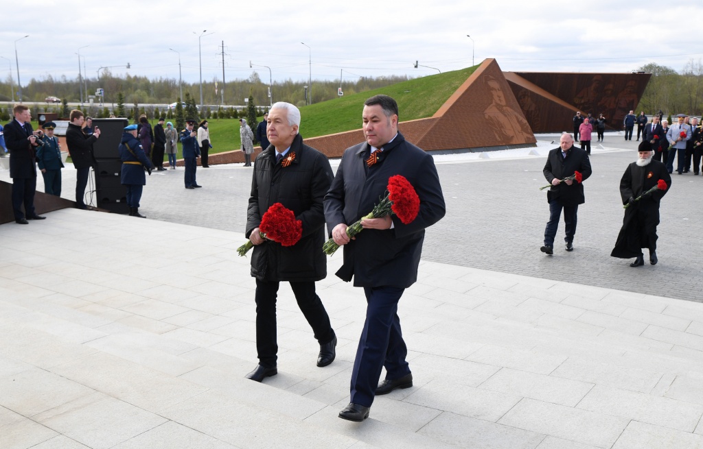 Владимир Васильев и Игорь Руденя возлагают цвету к Ржевскому мемориалу