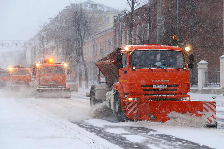 В Тверской области с последствиями снегопада борются 200 единиц техники 