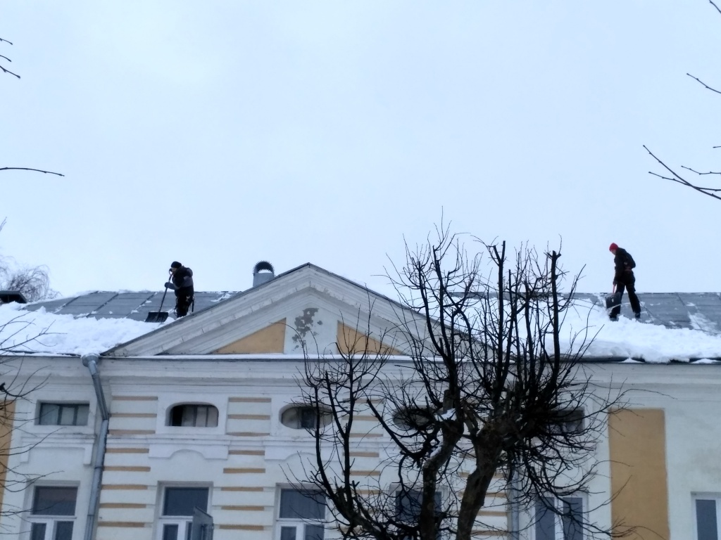 В Твери потеплело и крыши домов стали активнее очищать от снега