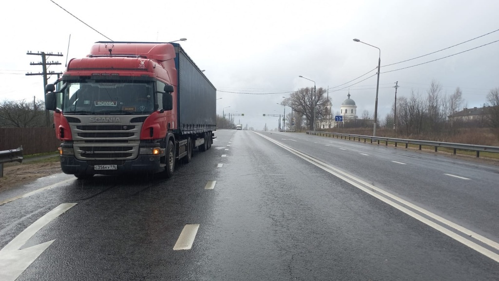 В Тверской области на трассе М-10 грузовик из Татарстана насмерть сбил мужчину 