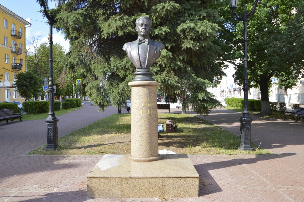 В Твери памятник Сергею Лемешеву установили на Театральной площади
