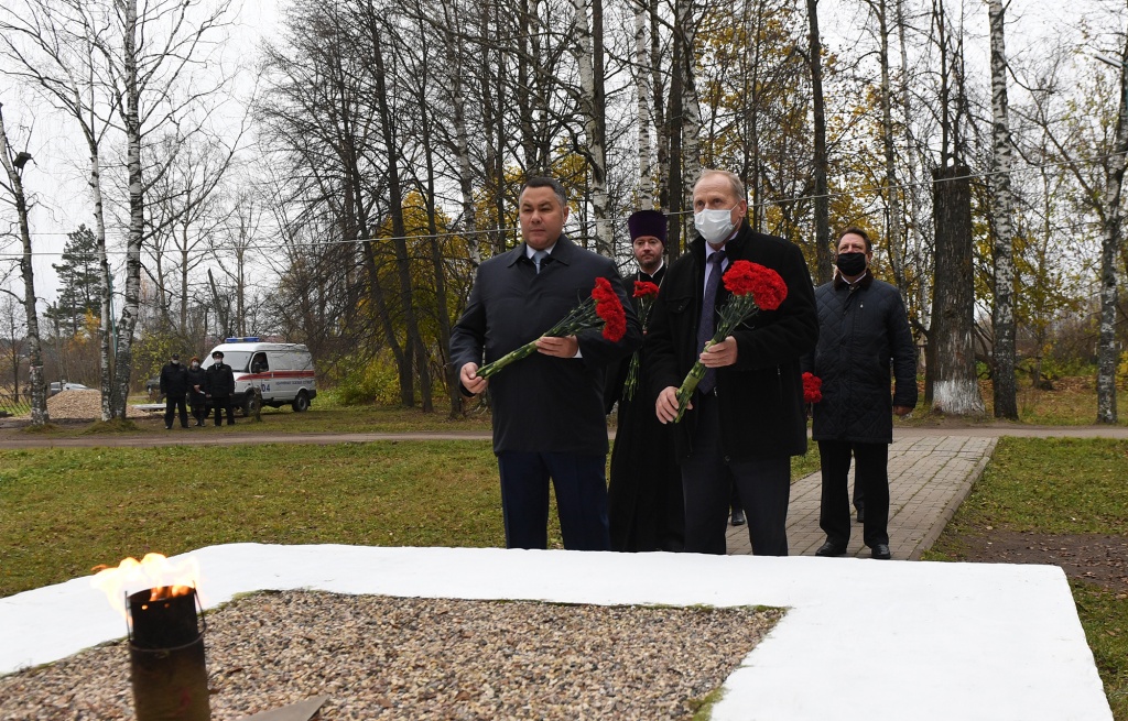 Игорь Руденя возложил цветы у обелиску в Сонково