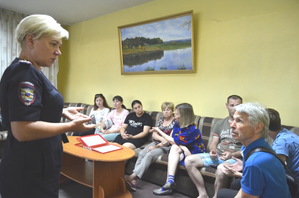 В Твери полицейские объяснили беженцам из ЛДНР, как получить гражданство РФ
