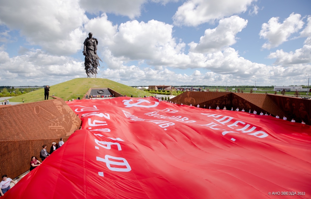 В Тверскую область прибыло самое большое знамя Великой Победы