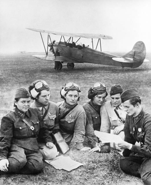 Экипажи готовятся к полёту на фоне По-2