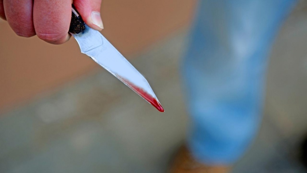 В Андреаполе мужчина вступился за женщину и получил в драке удар ножом