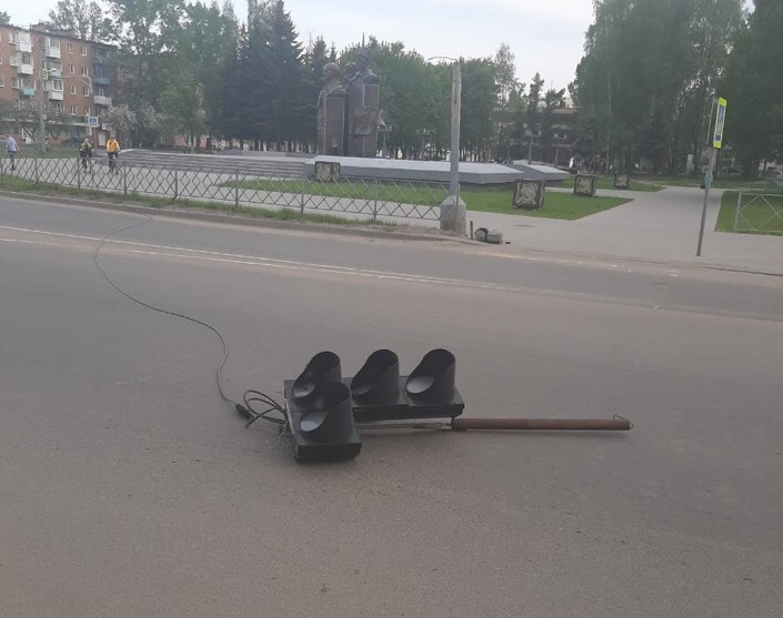 В Тверской области манипулятор уложил светофор. Пострадал пешеход