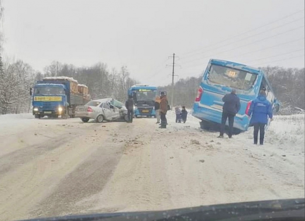 В Тверской области столкнулись Лада Приора и синий автобус «Транспорта Верхневолжья»