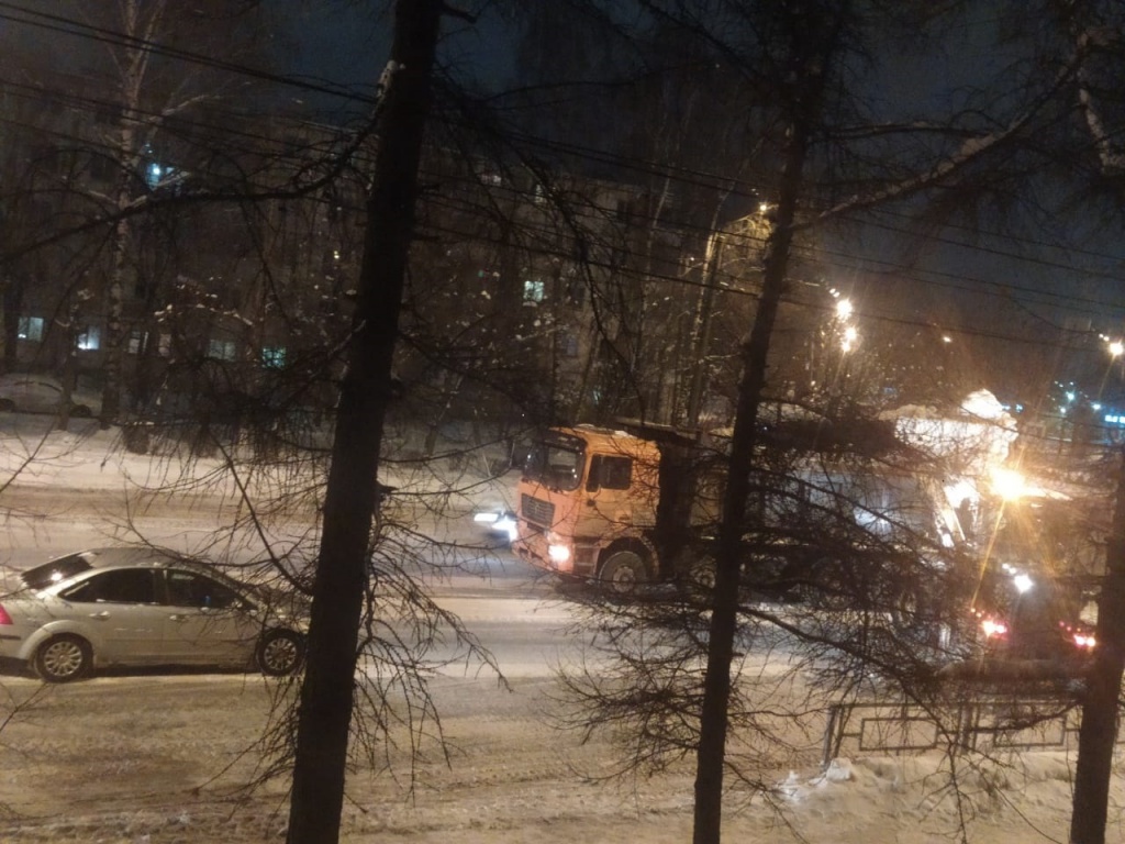 В Твери с улиц ловко и оперативно вывозят тонны снега