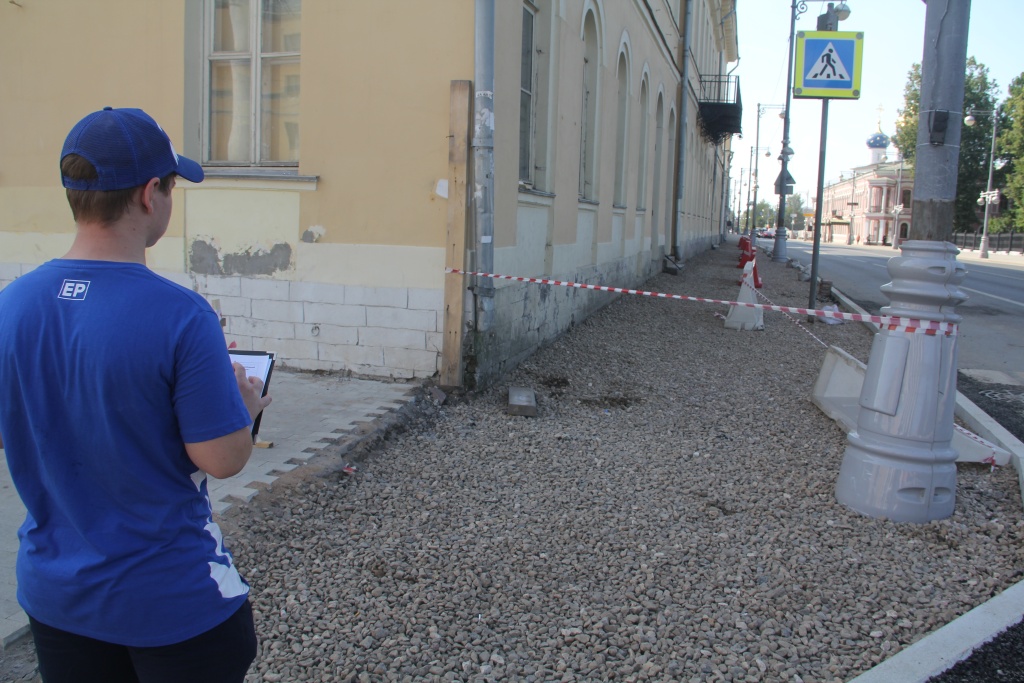 В Твери волонтеры проверили, качественно ли обновляют тротуар у Горсада