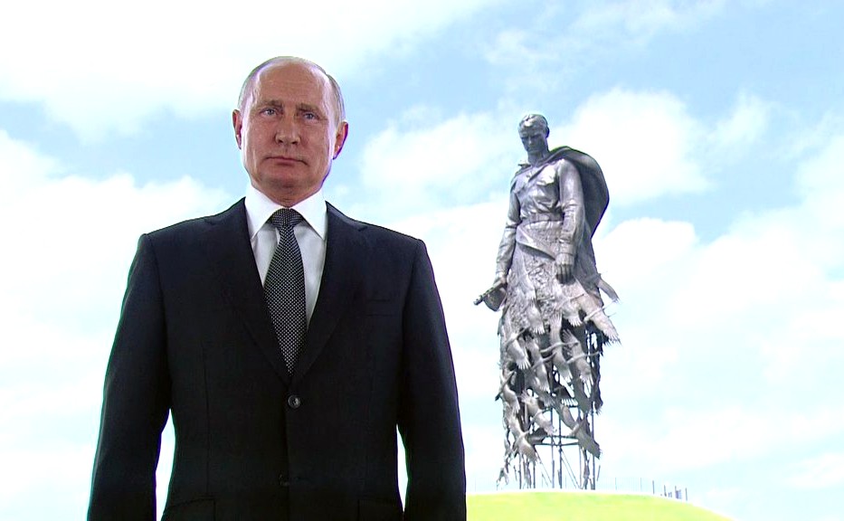 Владимир Путин обратился к россиянам на фоне Ржевского мемориала
