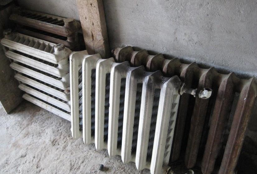 В Тверской области из вышневолоцкой заброшки украли старые чугунные батареи