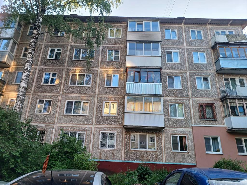 В Твери с четвертого этажа из окна дома на Склизкова выпала трехлетняя девочка