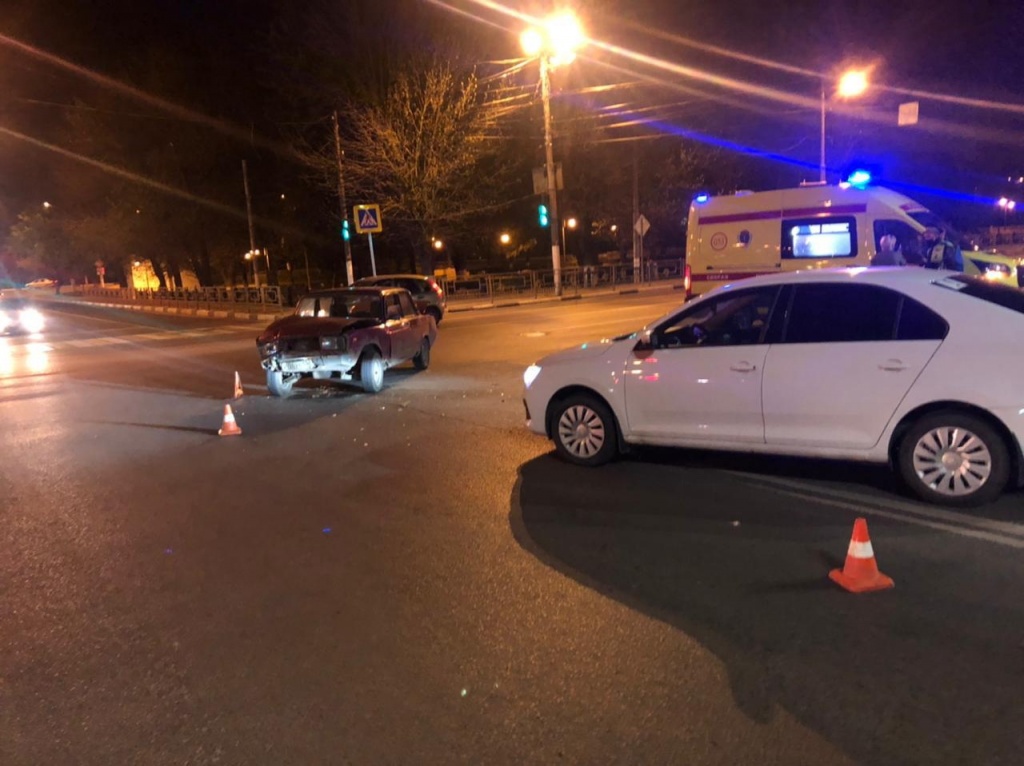 В Твери неопытная девушка-водитель попала в аварию у Староволжского моста