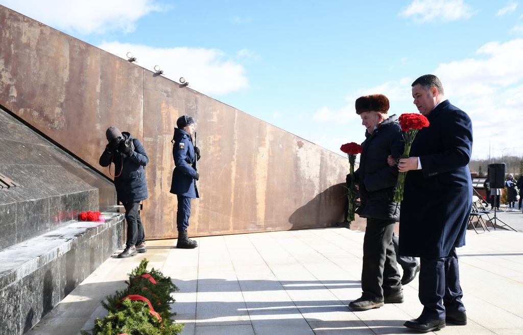 В Тверской области Игорь Руденя возложил цветы к Ржевскому мемориалу