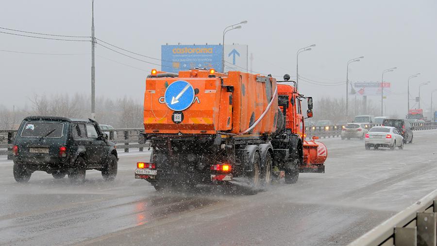 В Тверской области на дорогах устраняют последствия снегопада
