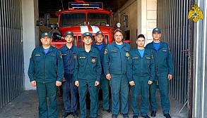 В Тверской области пожарные спасли мужчин из дома, рядом с которым полыхал сарай