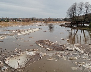 В Тверской области река Обша вышла из берегов и затопила город Белый