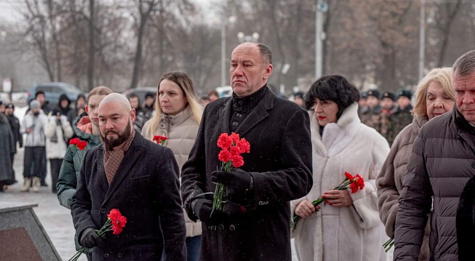 В память об освобождении Ленинграда к обелиску Победы в Твери были возложены цветы