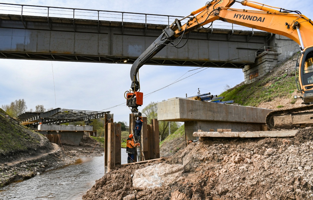 Губернатор в Ржеве проинспектировал ход ремонта моста через Большую Лочу