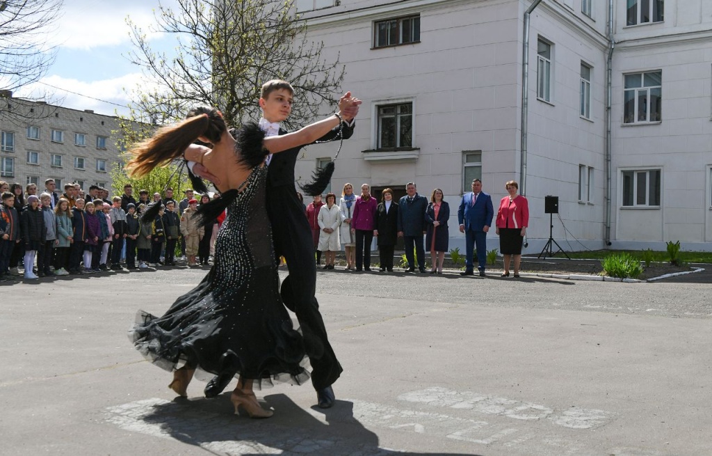 В школах Тверской области для всех выпускников звучит последний звонок