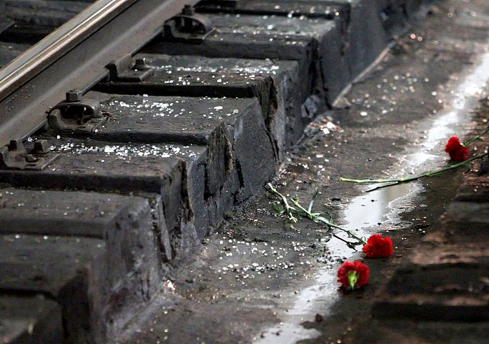Двое молодых людей погибли на переходе через железнодорожные пути в Тверской области