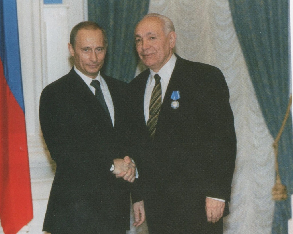 Владимир Путин вручает премию