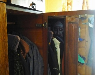 В Твери полицейские задержали мошенницу, которая пыталась спрятаться в вещевом шкафу
